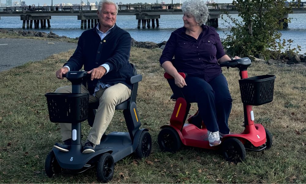 Driving an electric scooter outdoors together