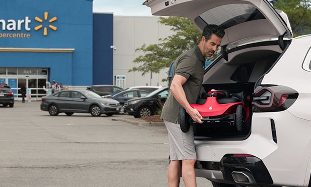 Electric scooters are placed in the trunk of the car